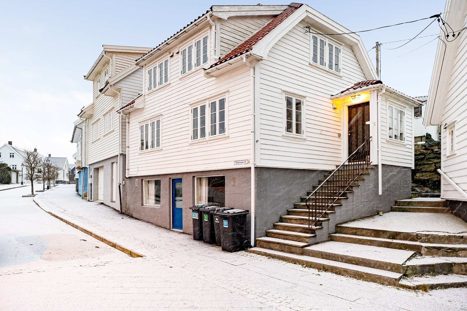 Rekkevegen 20 er en sjarmerende enebolig/fritidsbolig som er innredet over tre plan Galleribilde