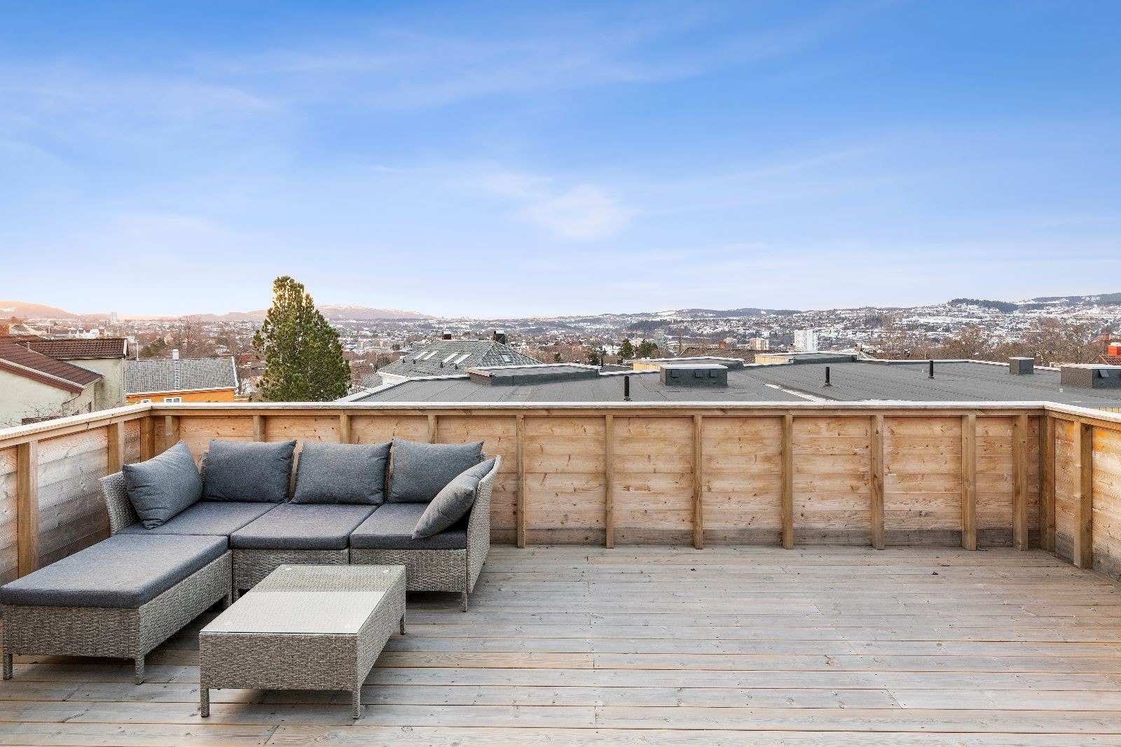 Flott veranda med utsikt og gode solforhold Galleribilde