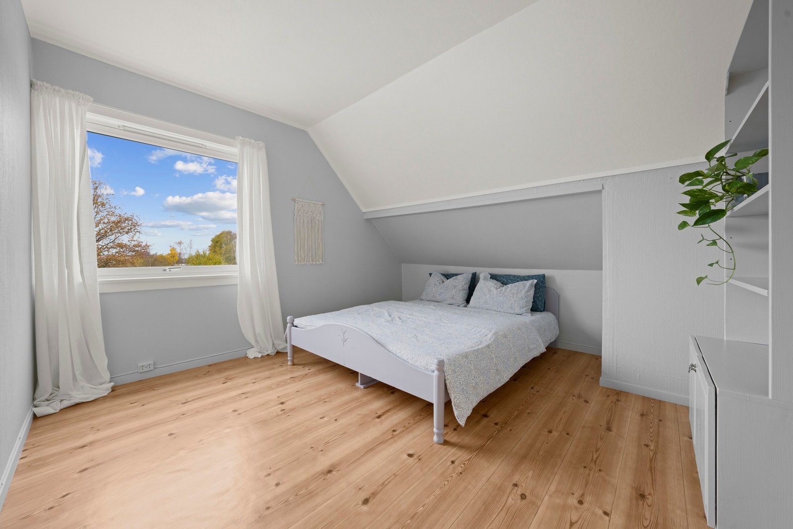 Romslig soverom med store vindusflater som slipper inn rikelig med dagslys. Galleribilde