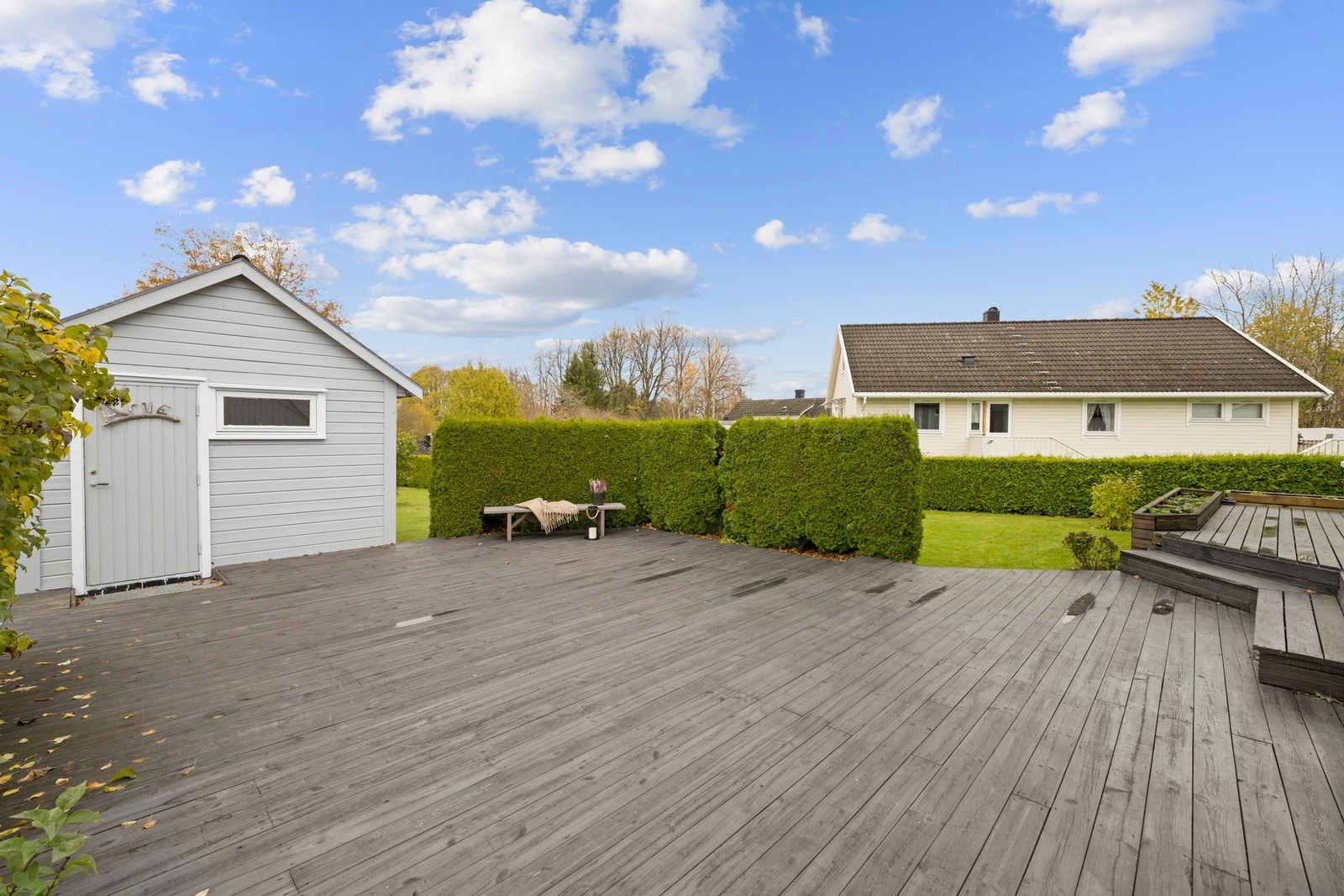 Privat og skjermet platting mot hagen - et naturlig samlingspunkt for familie og venner. Galleribilde