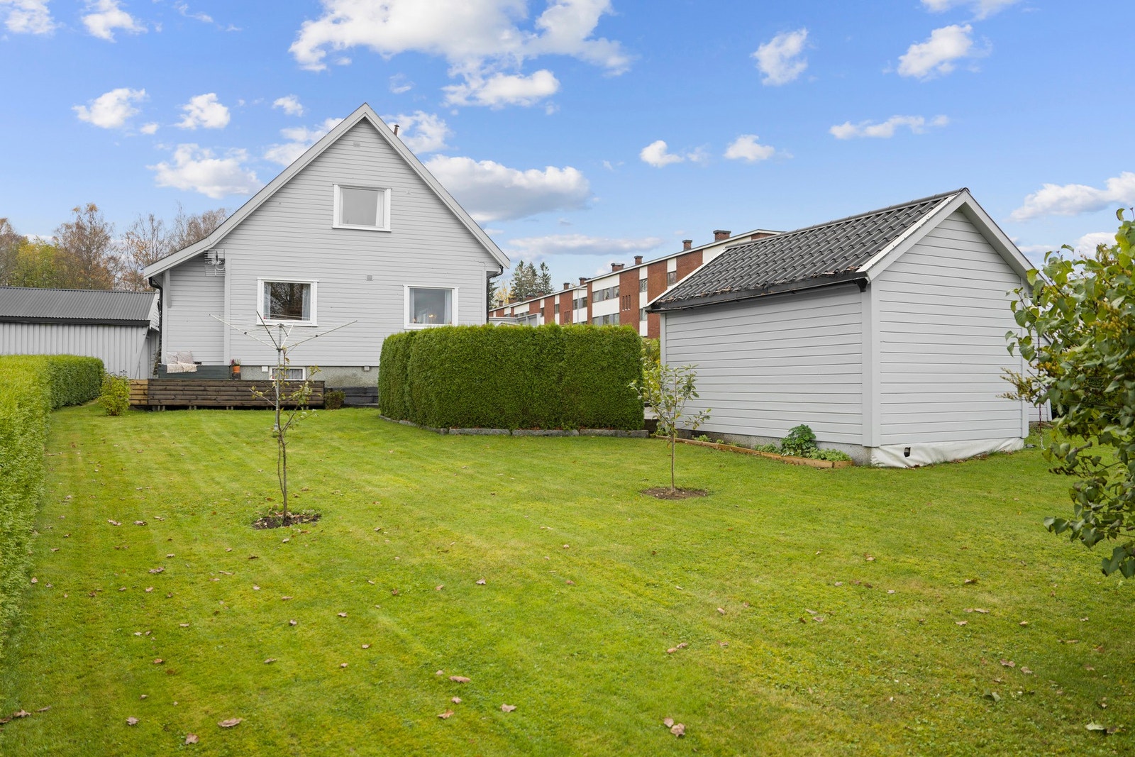 Solrik og innbydende hage med god plass for lek, grilling og sosiale sammenkomster. Galleribilde