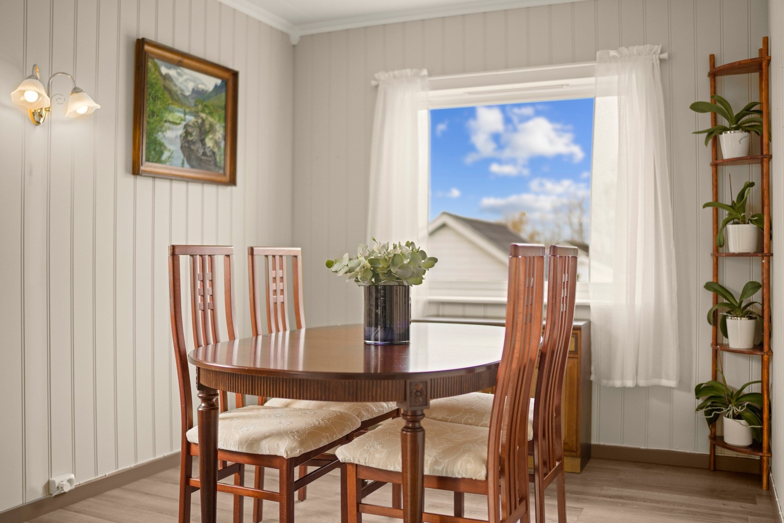 Sosial spiseplass med god kontakt til kjøkkenet og utsyn mot uteområdet. Galleribilde