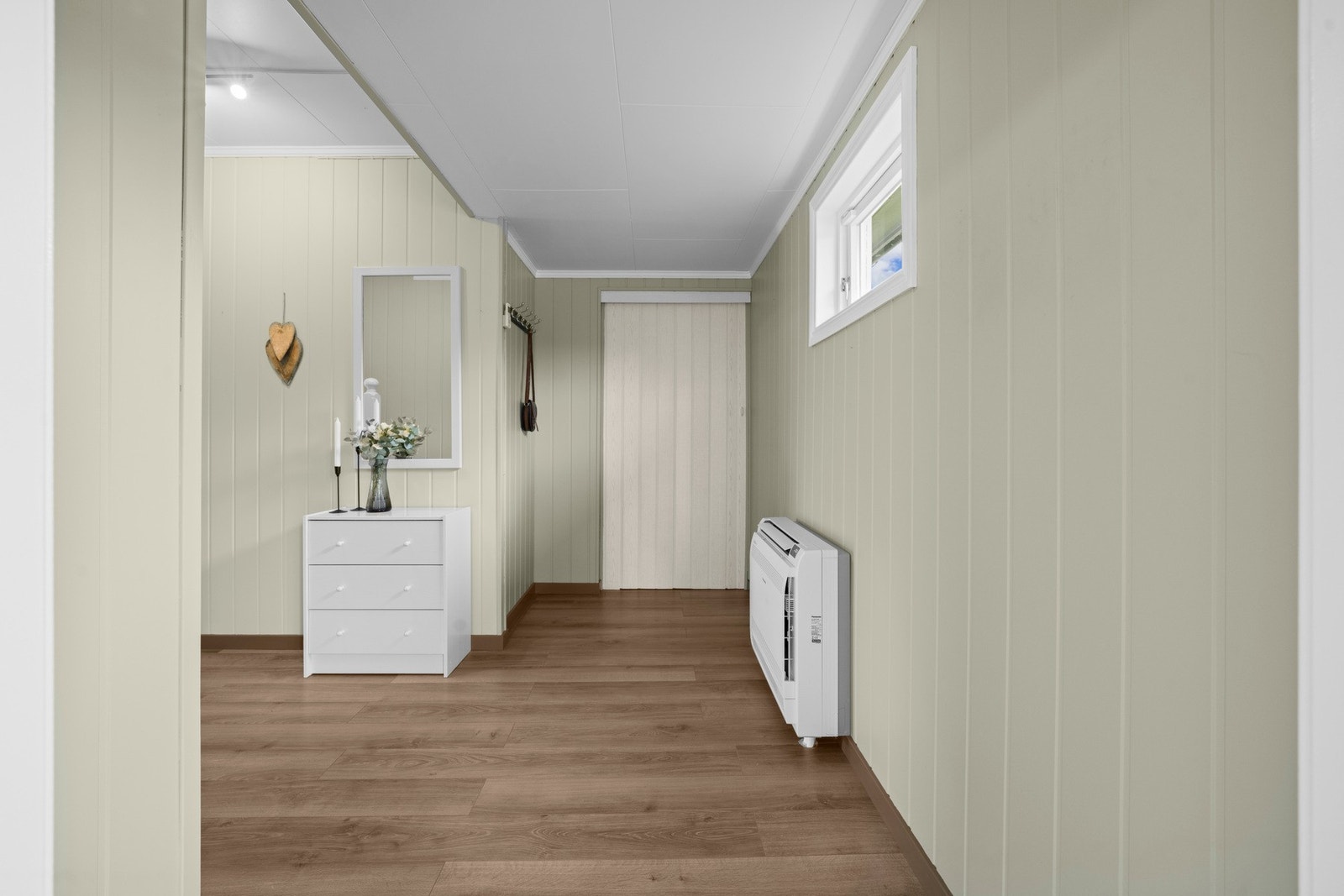 Lys og innbydende entré som gir et flott førsteinntrykk av boligen. Galleribilde