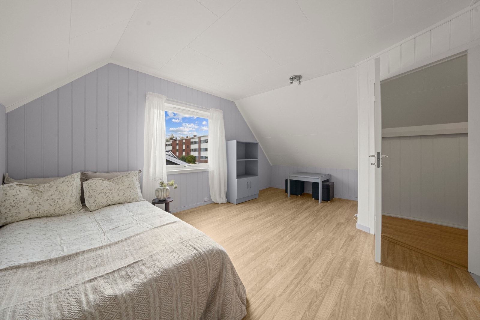 Luftig hovedsoverom med god plass til seng, garderobe og nattbord Galleribilde