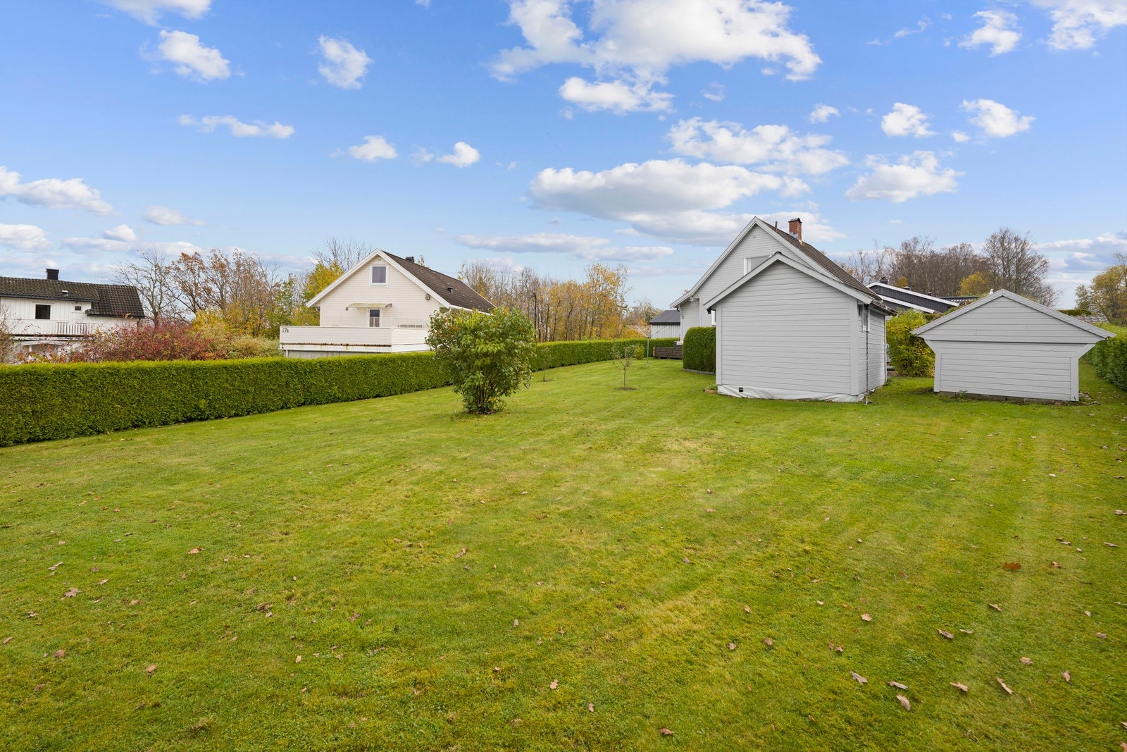 Stor og flat hage som innbyr til både avslapning og aktivitet. Galleribilde