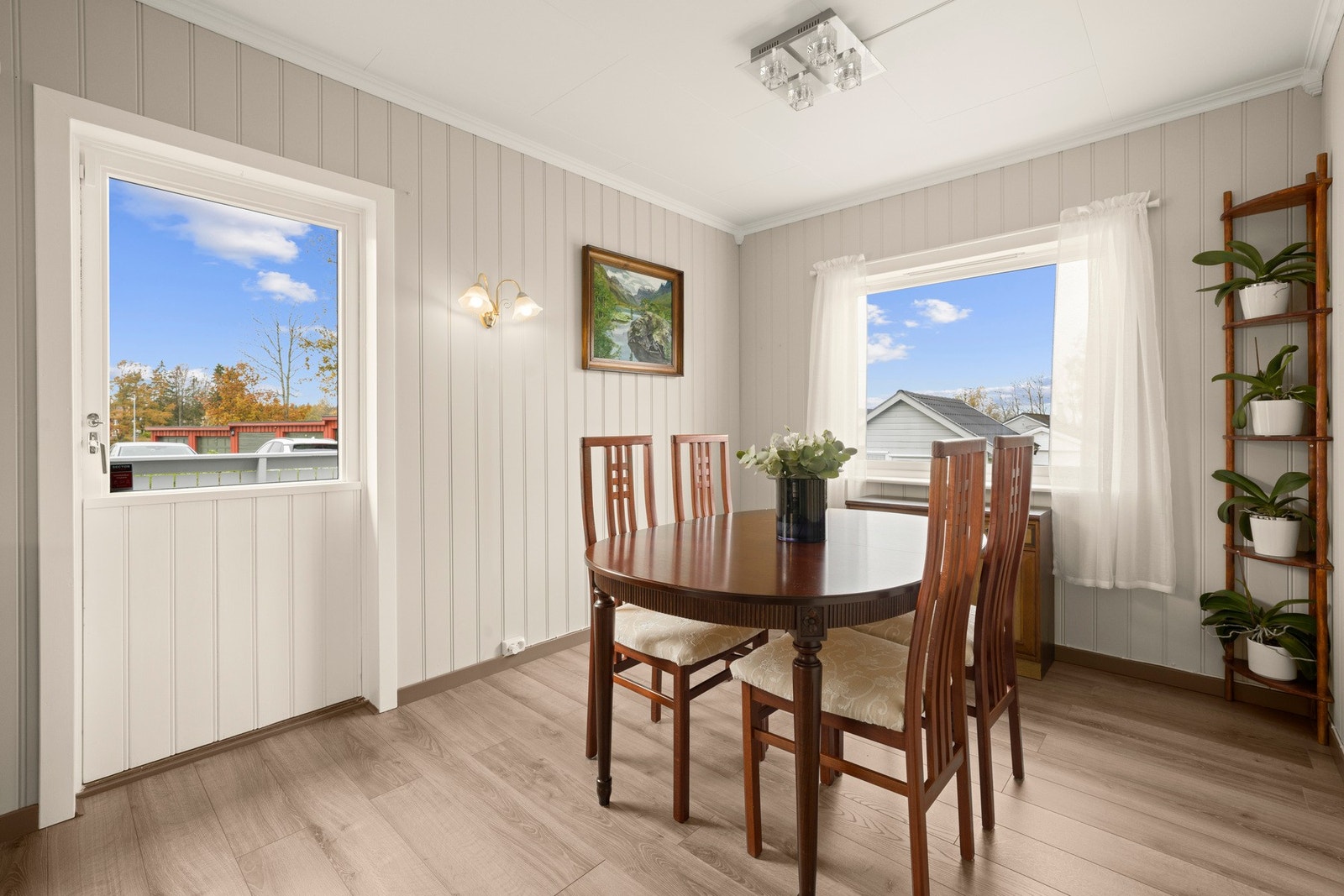 Utgang til vestvendt veranda gjør at du kan nyte solen store deler av dagen. Galleribilde