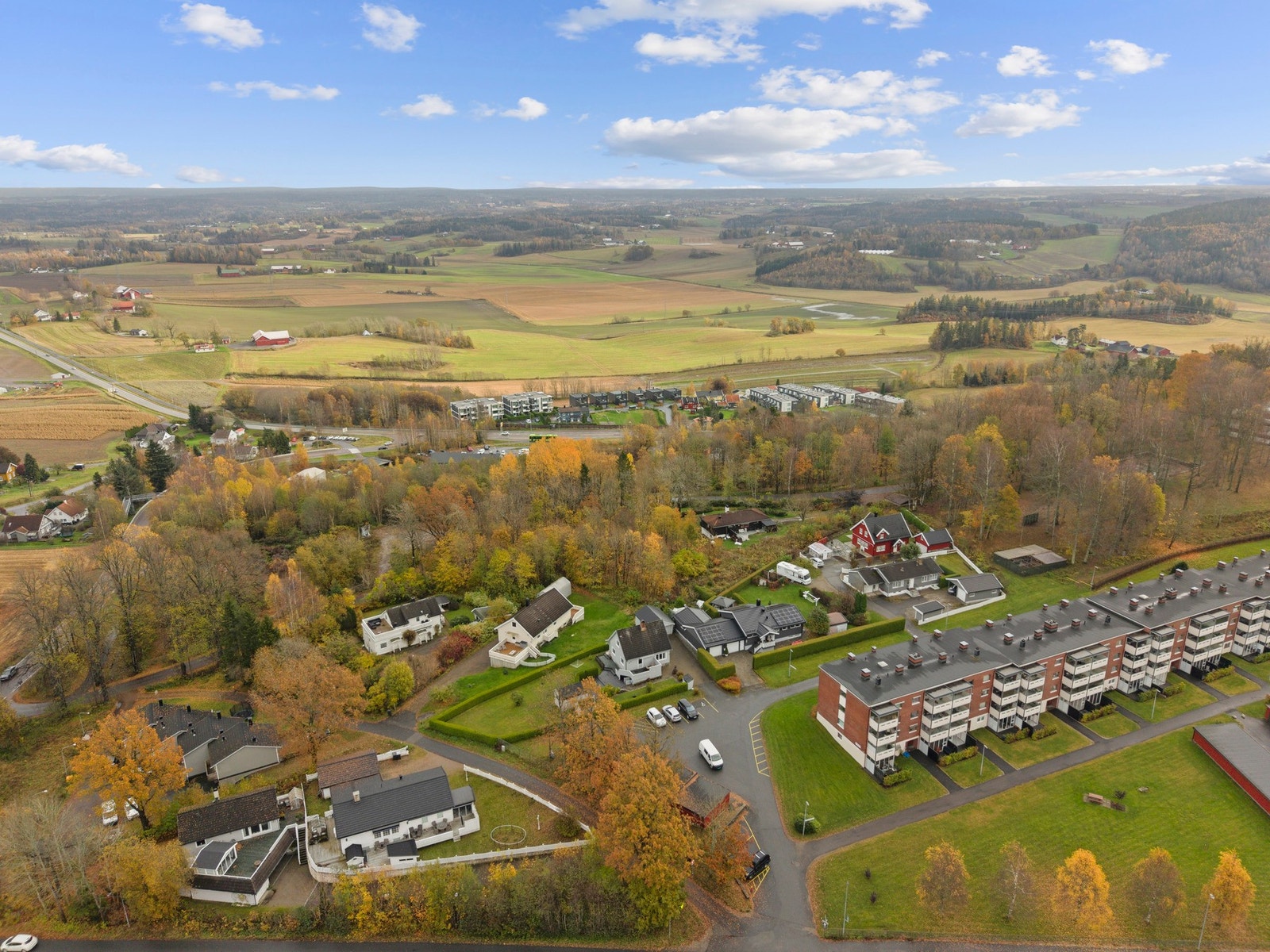 Rolig og etablert boligområde med kort vei til natur og sentrum Galleribilde