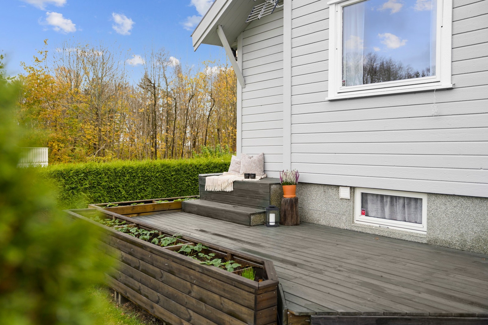 Uteplass med både sol og skygge - perfekt for lange sommerdager. Galleribilde