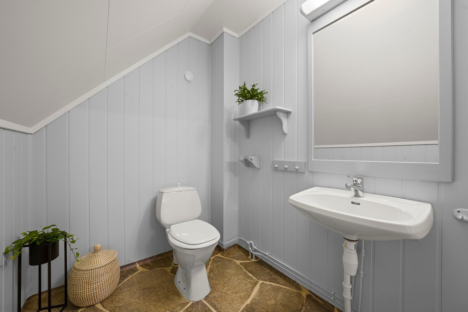 Rommet har en eldre utførelse, men kan med enkle grep oppgraderes til et lyst og delikat gjestetoalett. Galleribilde