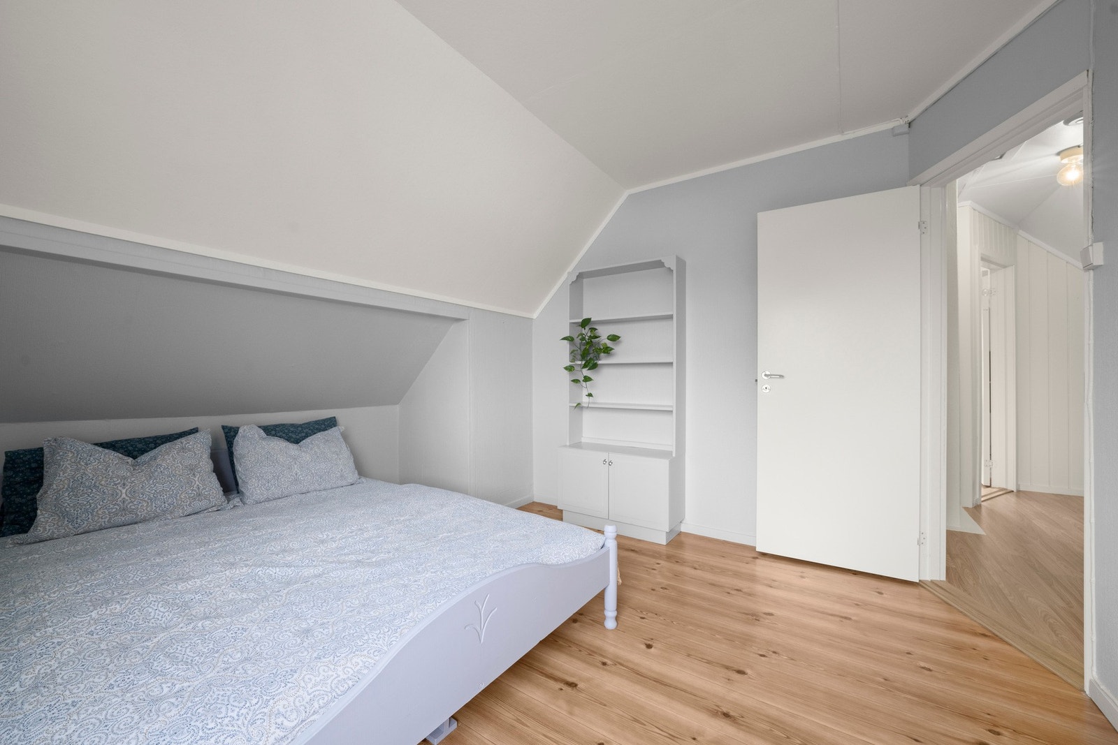 Luftig hovedsoverom med god plass til seng, garderobe og nattbord. Galleribilde