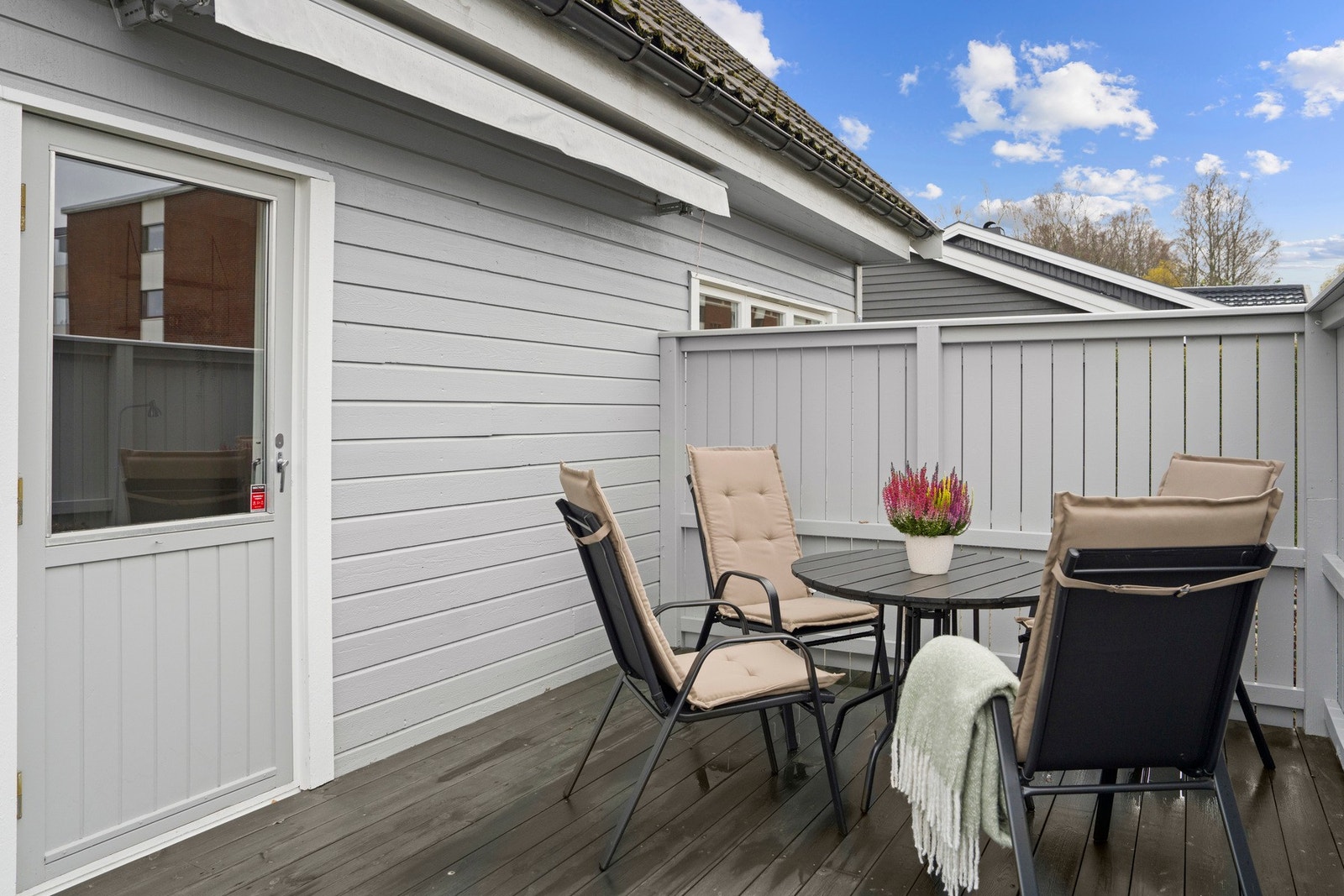 Vestvendt veranda med flotte solforhold og god plass til utemøbler. Galleribilde