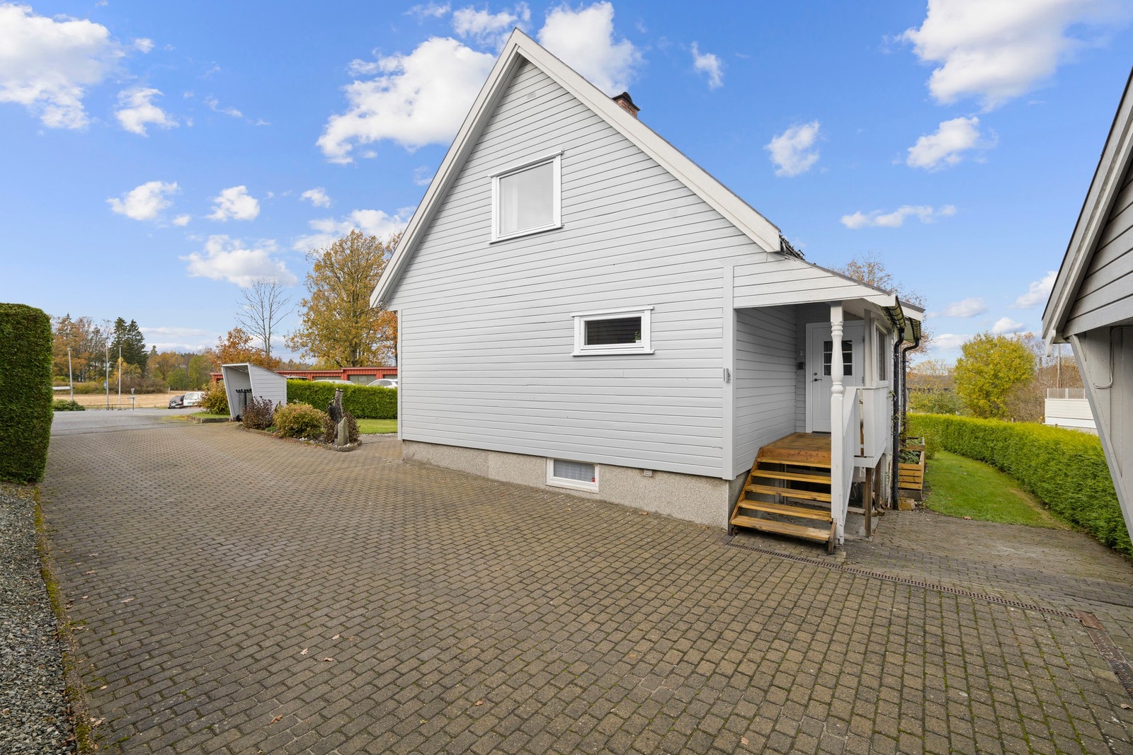 Steinlagt oppkjørsel med meget god plass. Galleribilde