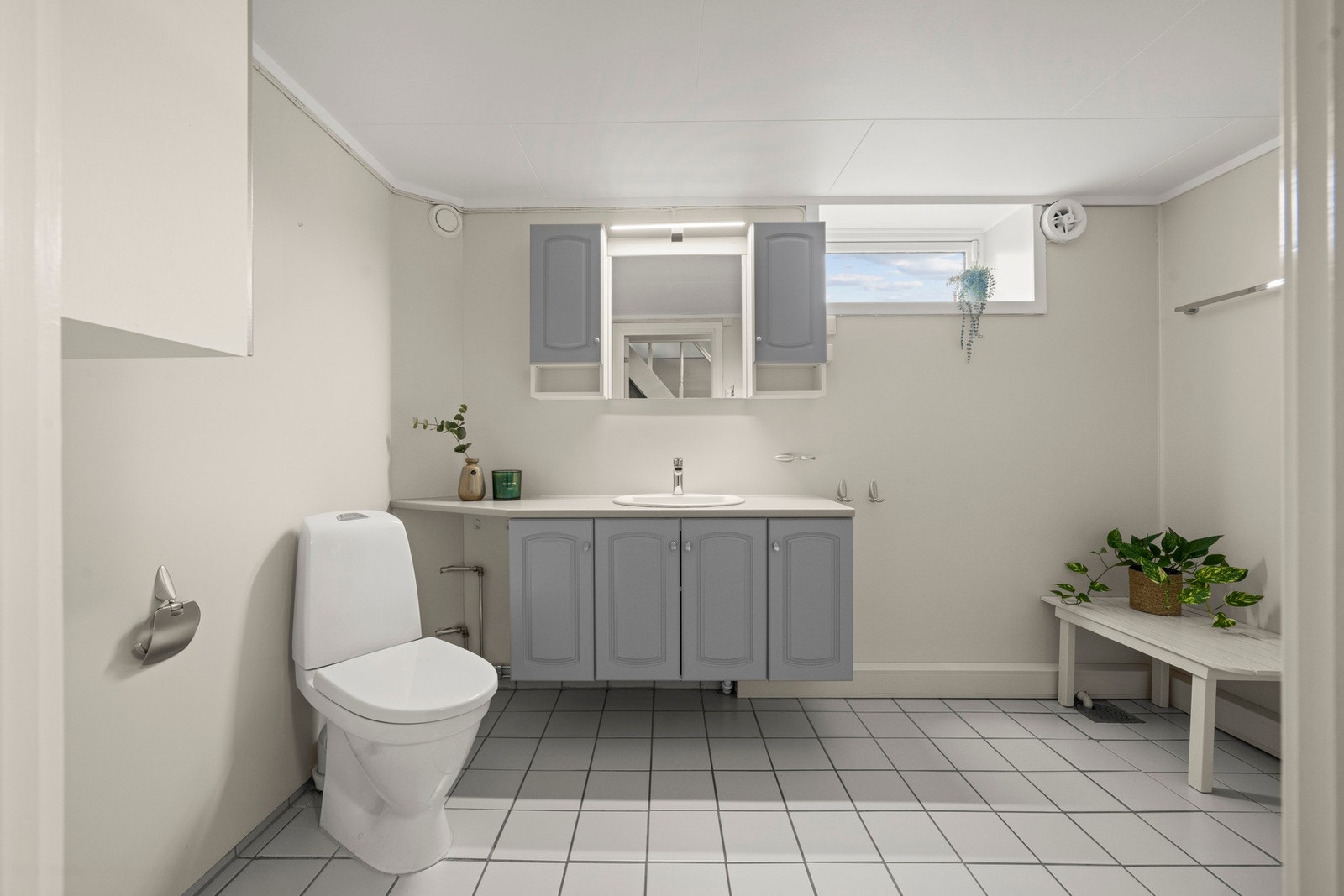 Rommet er funksjonelt, men modent for totalrenovering. Galleribilde