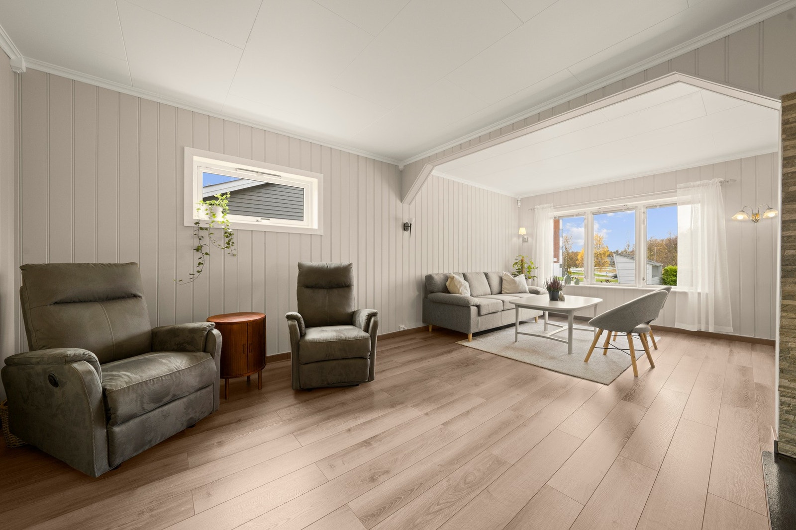 En behagelig og romslig stue som legger til rette for både rolige hverdager og sosiale sammenkomster. Galleribilde