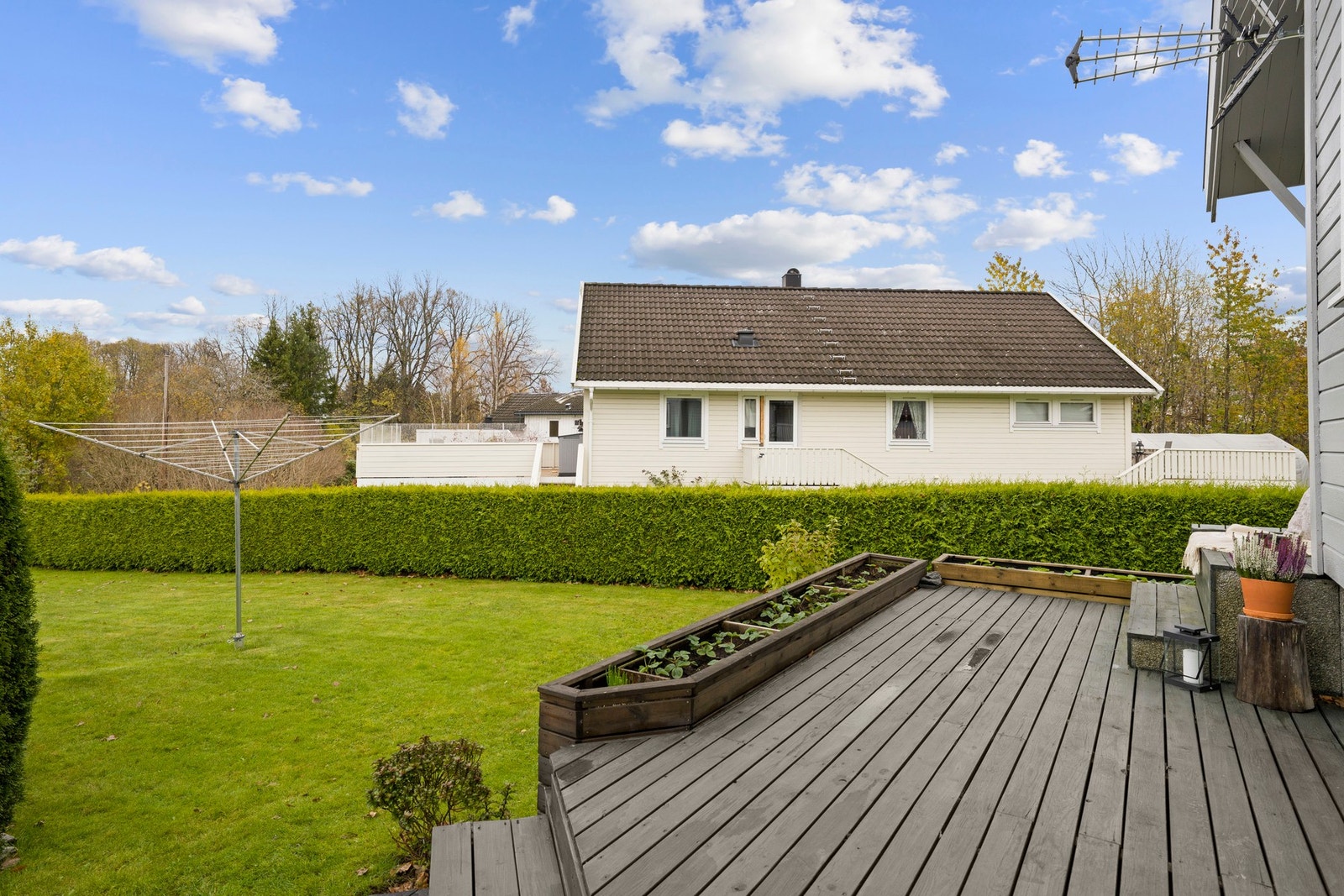 Terrasse med nydelig utsyn over hagen og gode solforhold hele dagen. Galleribilde