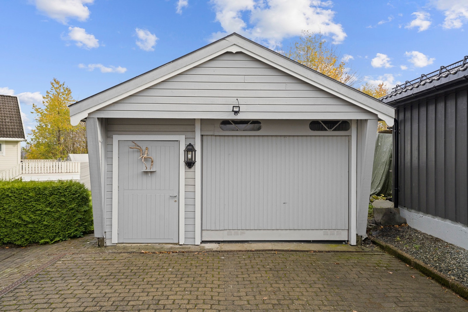 Lunt og trivelig tunmiljø med hyggelig innkjørsel og garasje. Galleribilde