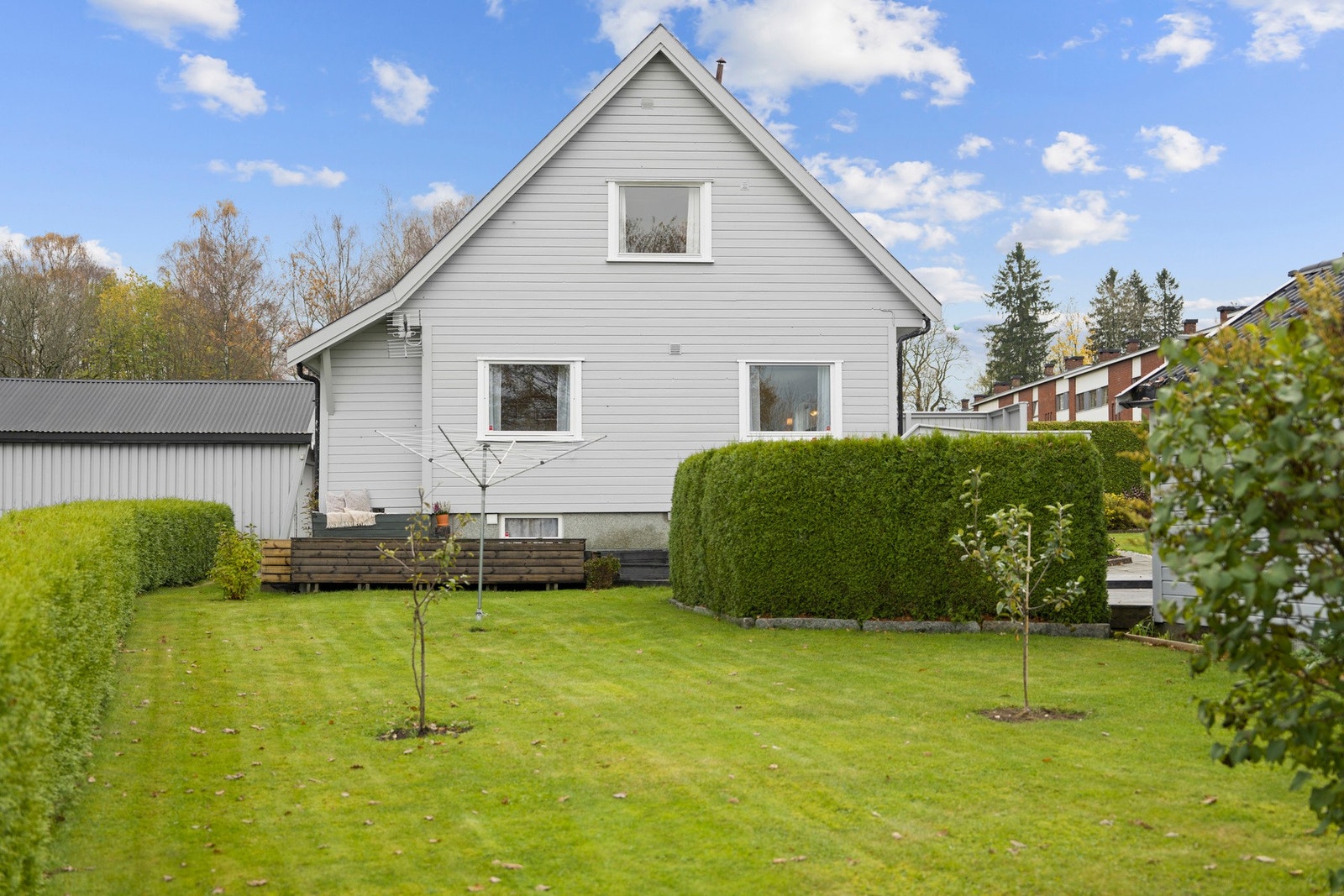 Velholdt eiendom med innbydende fasade og flotte utearealer Galleribilde