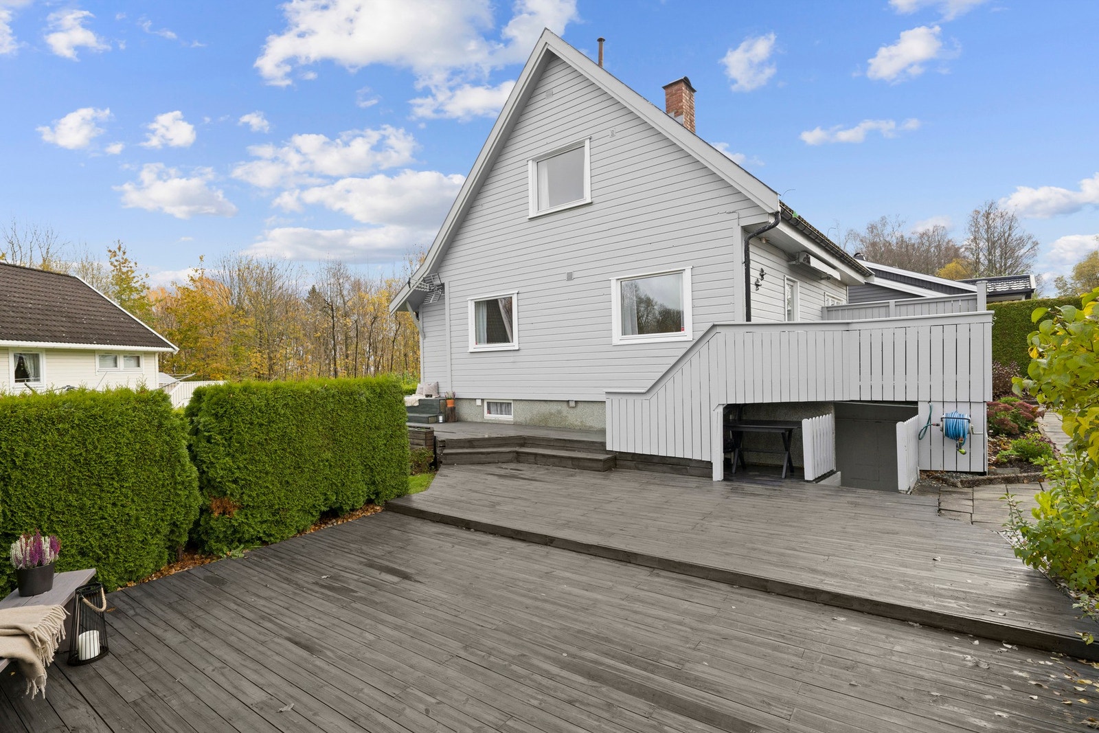 Terrasse med sol fra formiddag til kveld - ideell for sommermåltider. Galleribilde