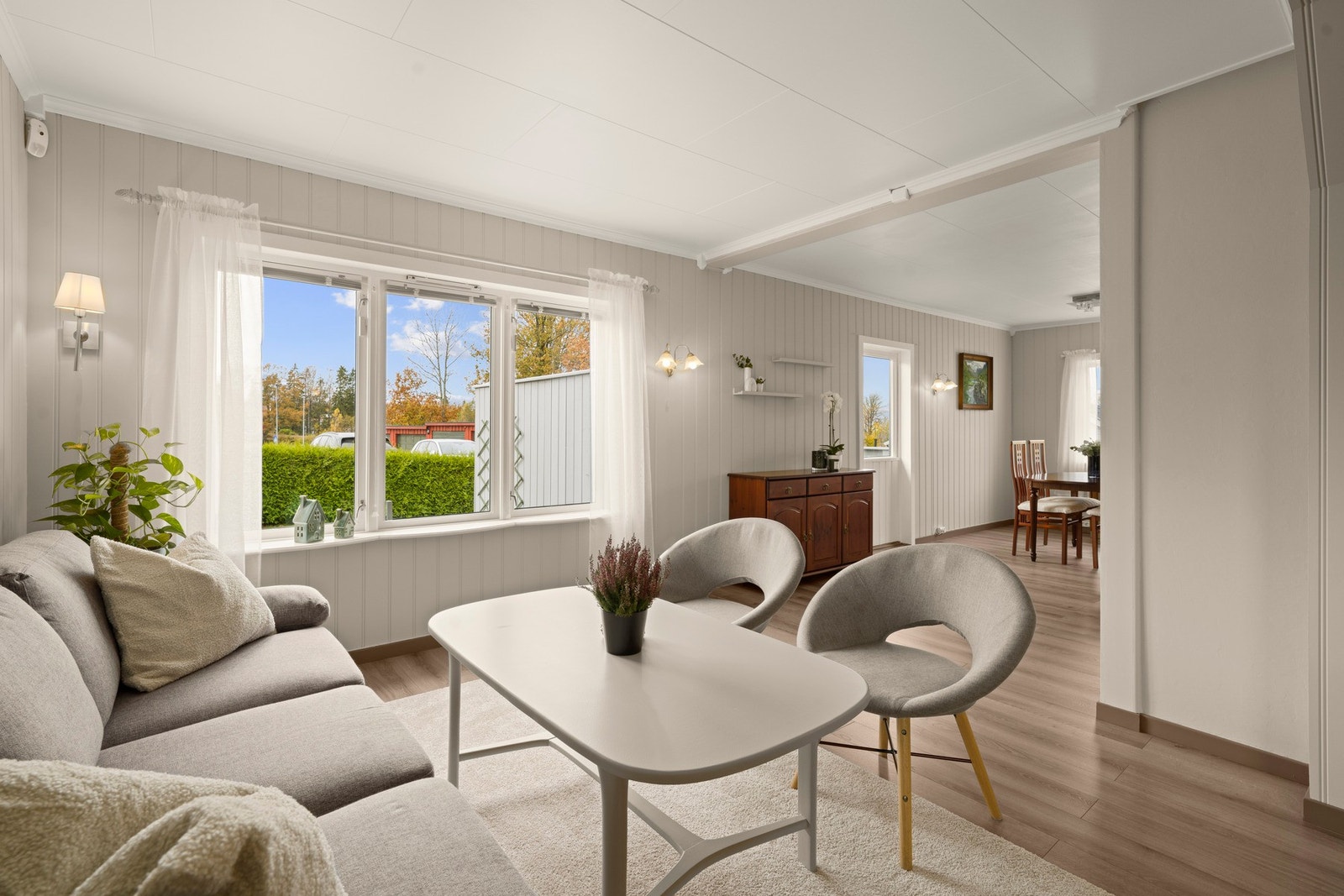 Stor og gjennomlys stue med god takhøyde og store vindusflater som slipper inn rikelig med naturlig lys. Galleribilde