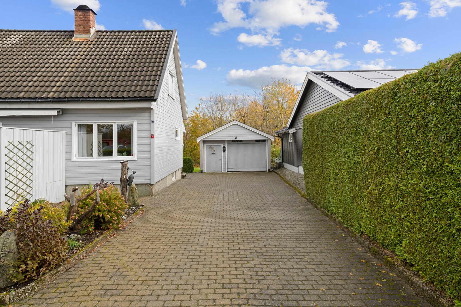 Gårdsplassen gir et ryddig og representativt førsteinntrykk av boligen Galleribilde