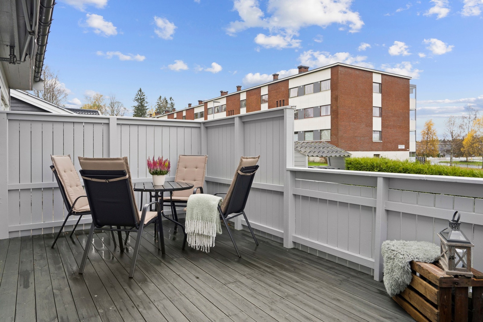 Koselig uteplass med ettermiddagssol - perfekt for rolige stunder. Galleribilde