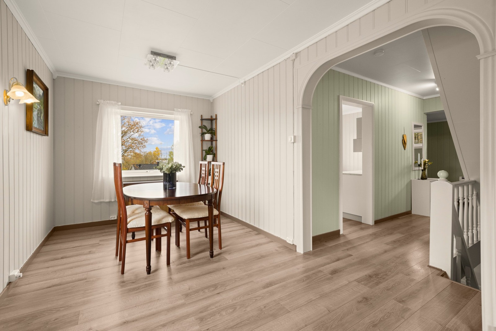 Lys og trivelig spiseplass med god plass til langbord og gjester. Galleribilde