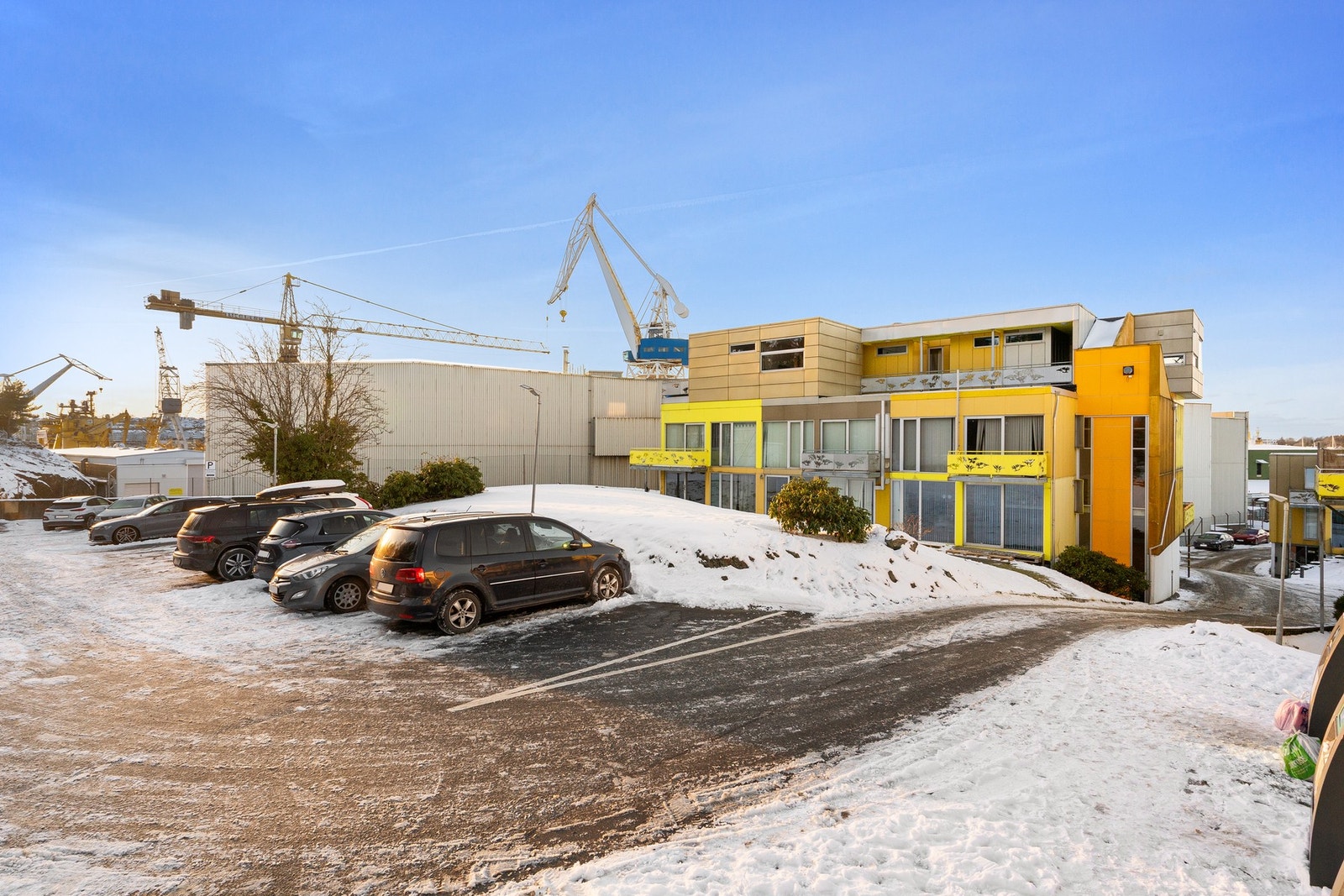 Praktisk parkering rett utenfor bygget - lettvint og komfortabelt i hverdagen. Velkommen til visning. Galleribilde