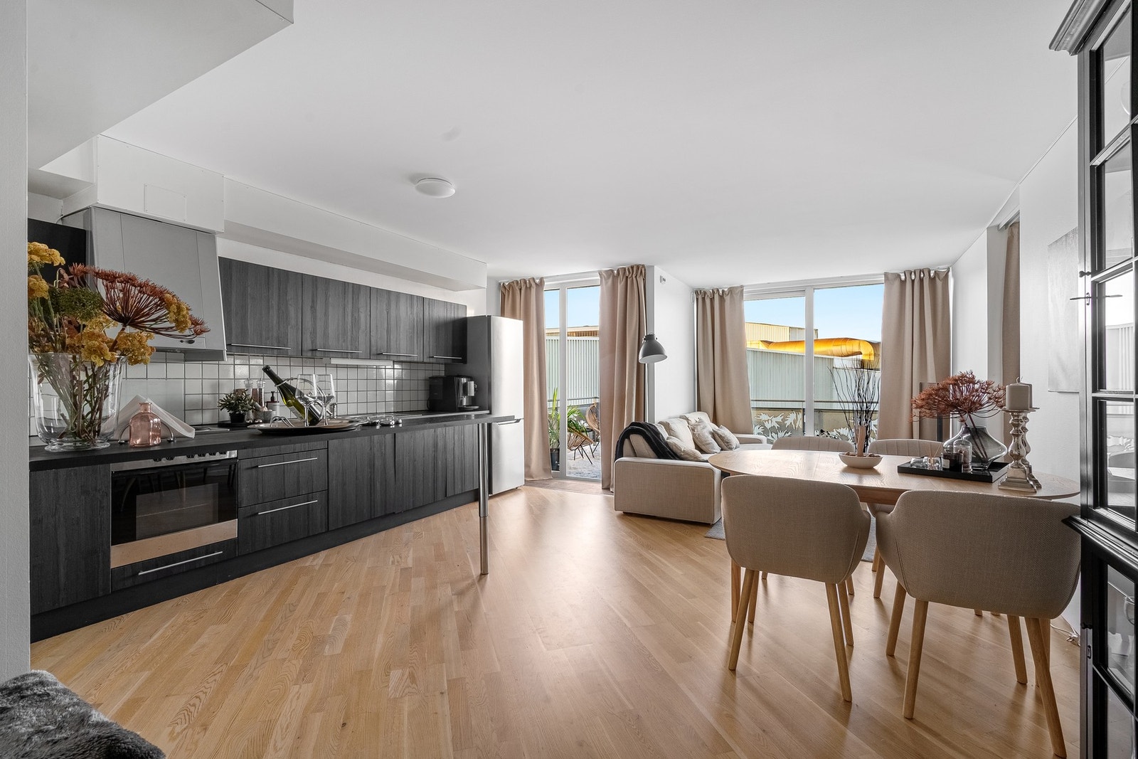 Lun og innbydende stue med plass til stor sofagruppe og god atmosfære. Galleribilde