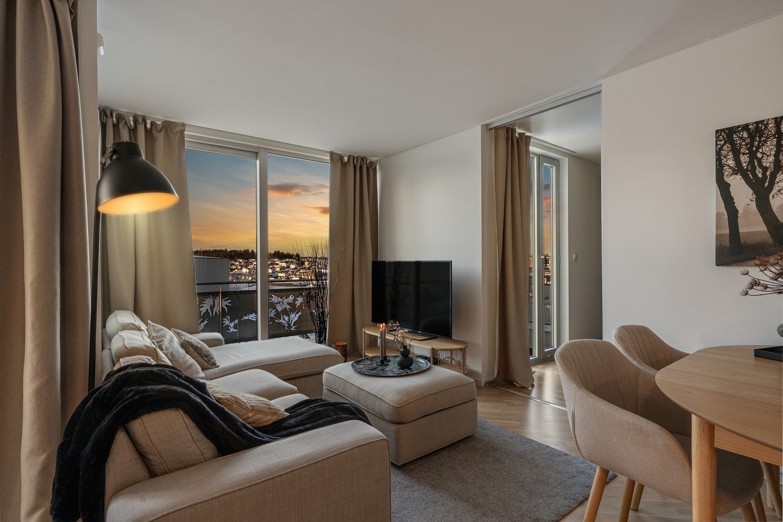 Moderne og stilfullt interiør med gjennomgående med delikate fargetoner. Galleribilde