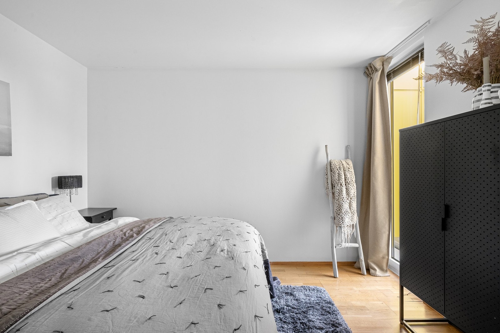 Lekkert hovedsoverom med plass til dobbeltseng, garderobeløsning og behagelig atmosfære. Galleribilde