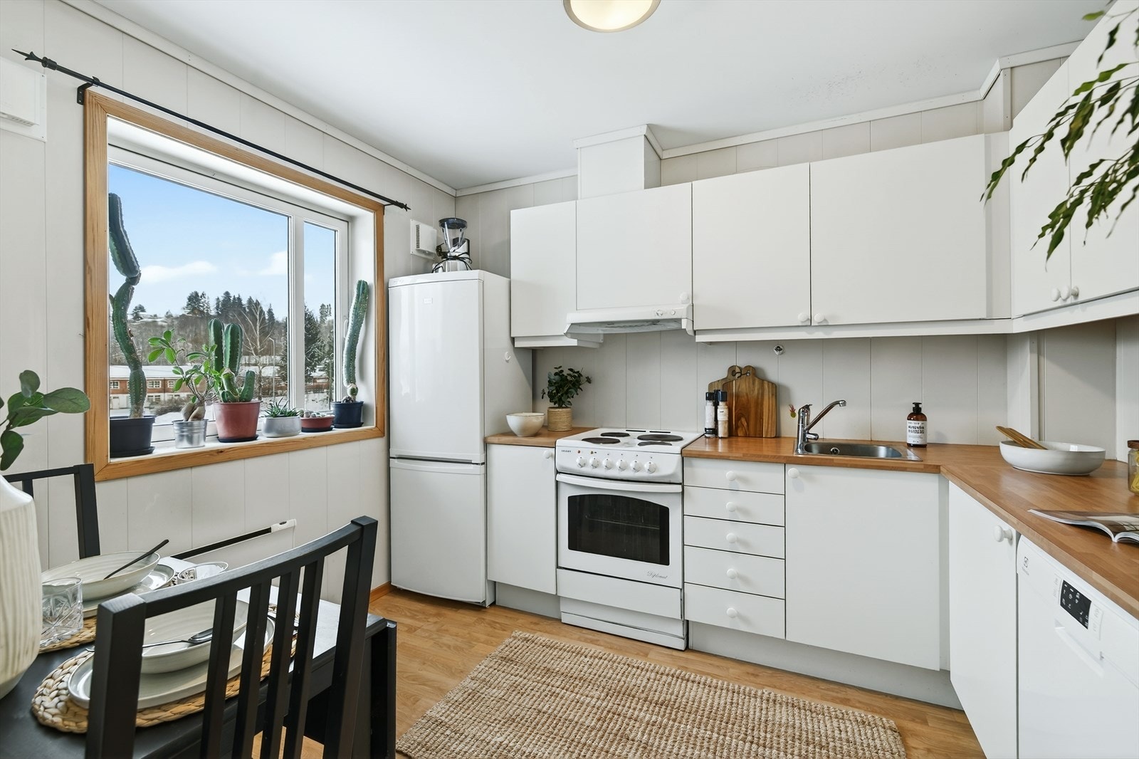 Lyst kjøkken med plass for spisebord Galleribilde