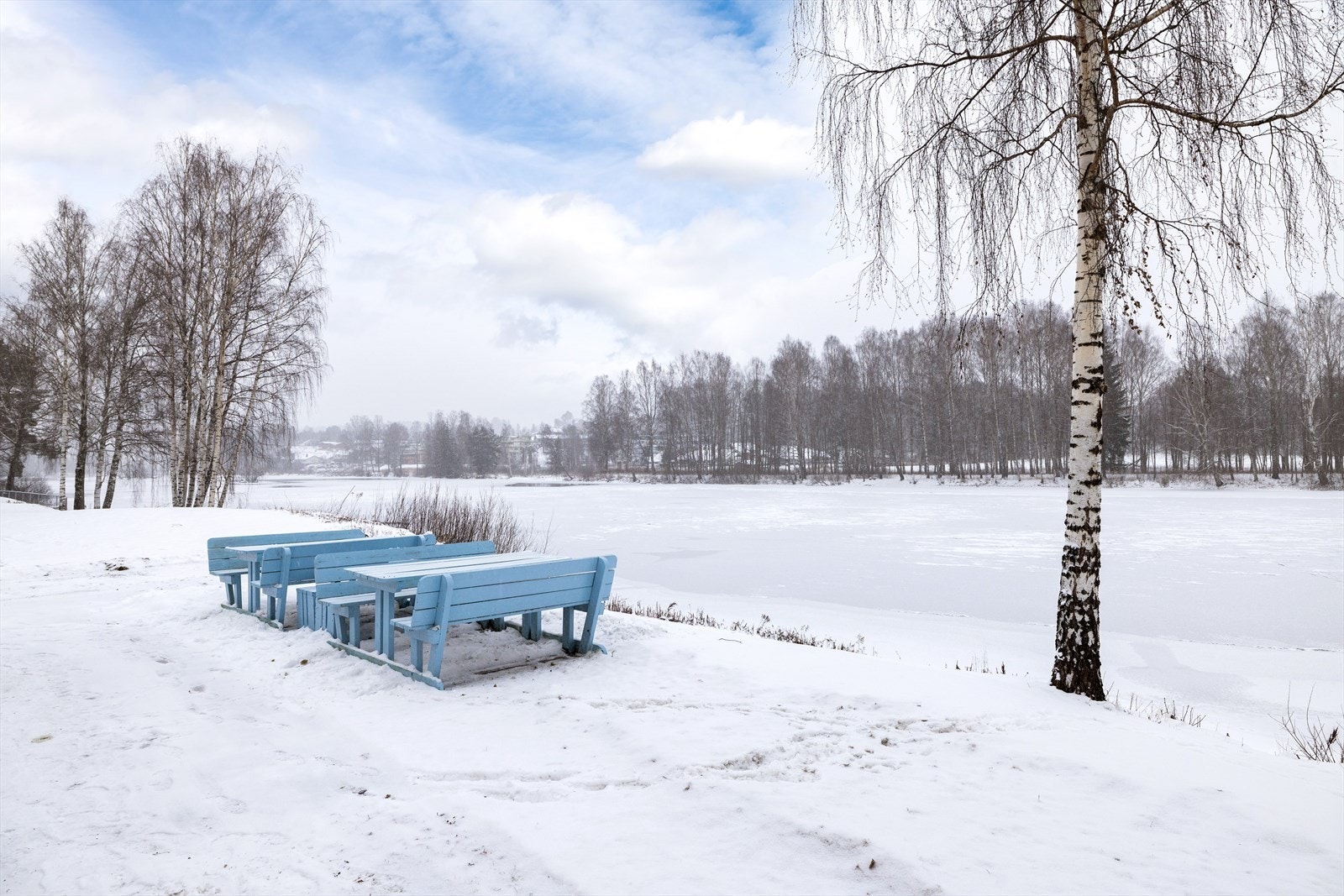 Borettslaget har lagt til rette for hyggelige uteplasser ved elva Galleribilde