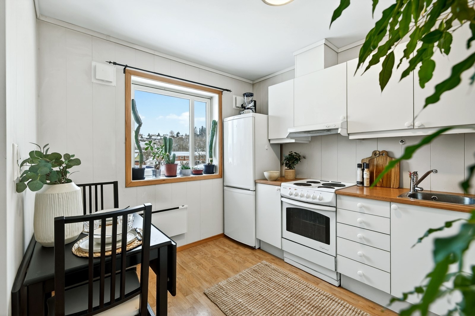 Klassisk hvit innredning tilrettelagt for frittstående hvitevarer Galleribilde