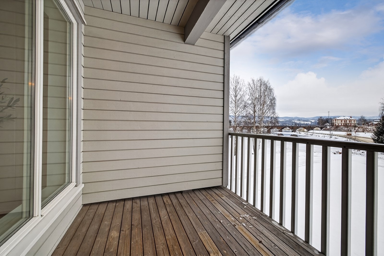 Balkong med utsyn til Hønefoss Galleribilde