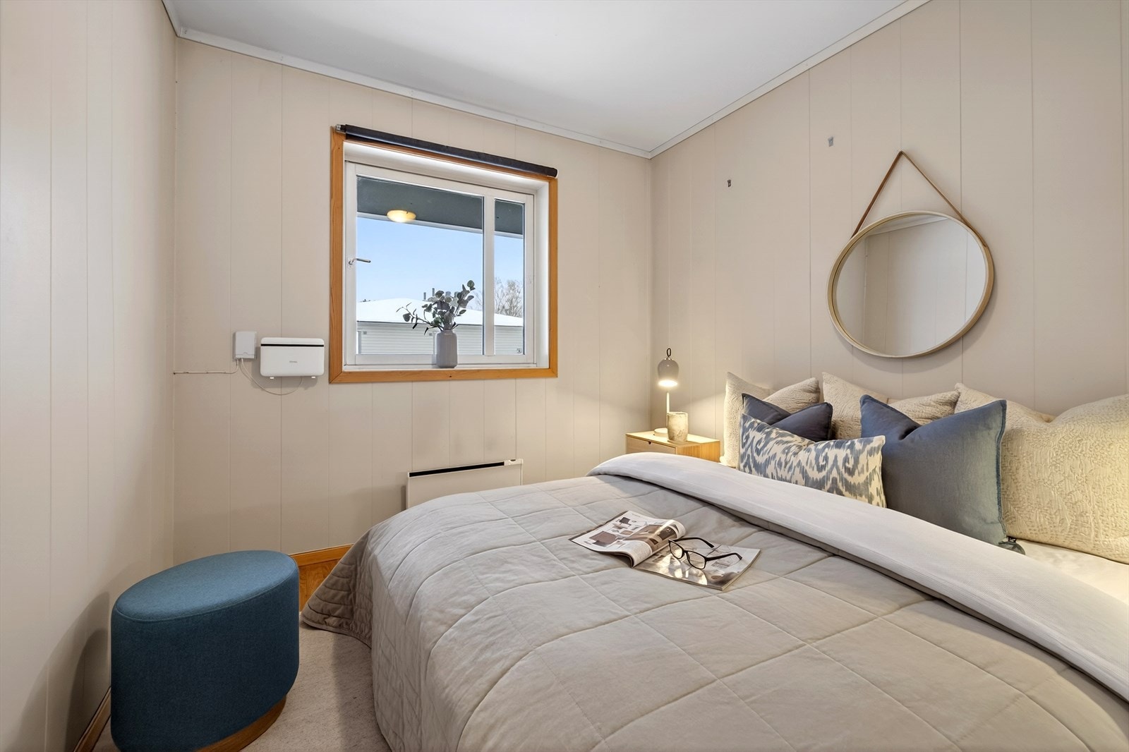 Soverom med god plass til dobbelt seng Galleribilde