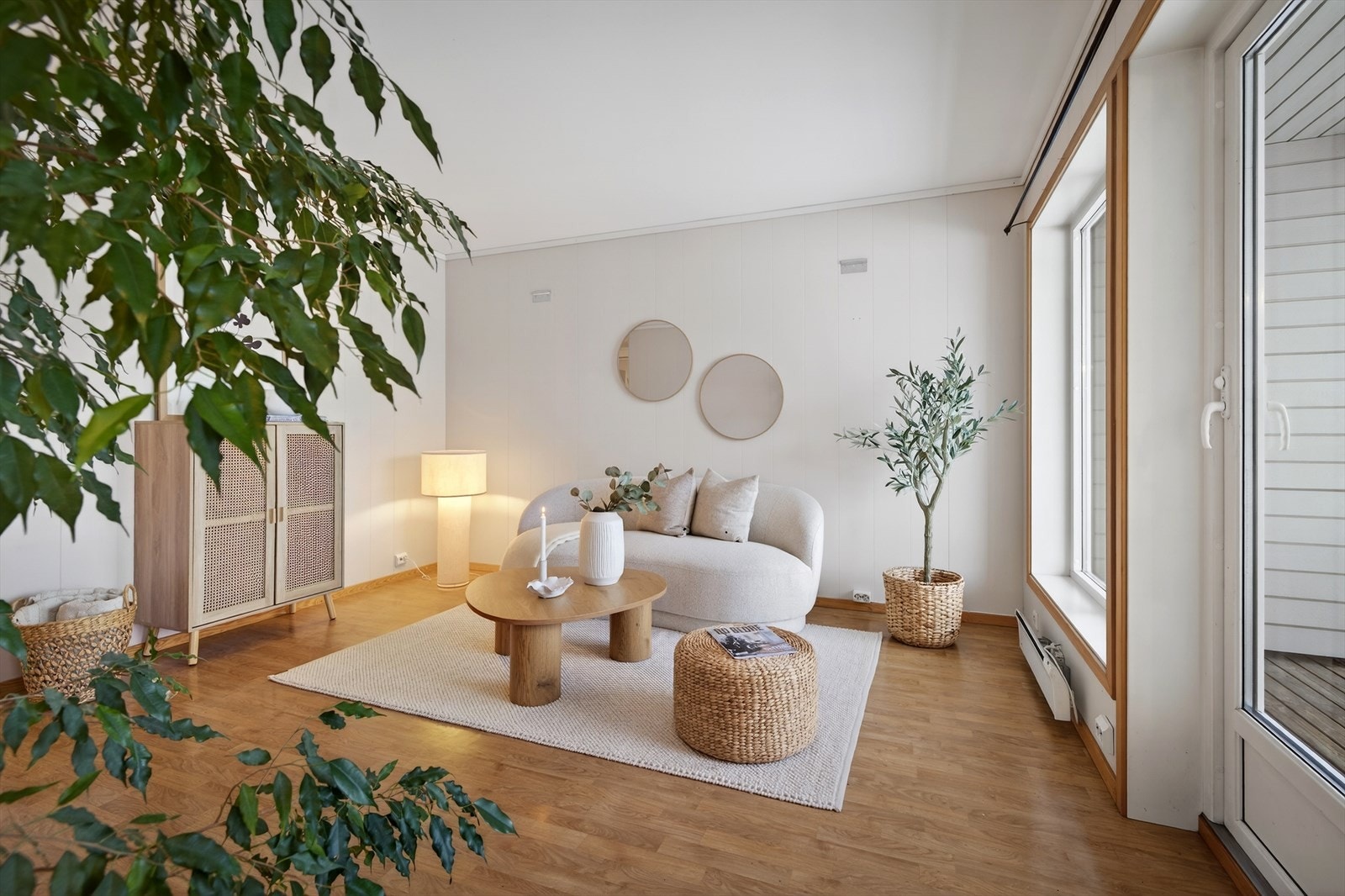 Det er utgang til balkong fra stuen Galleribilde