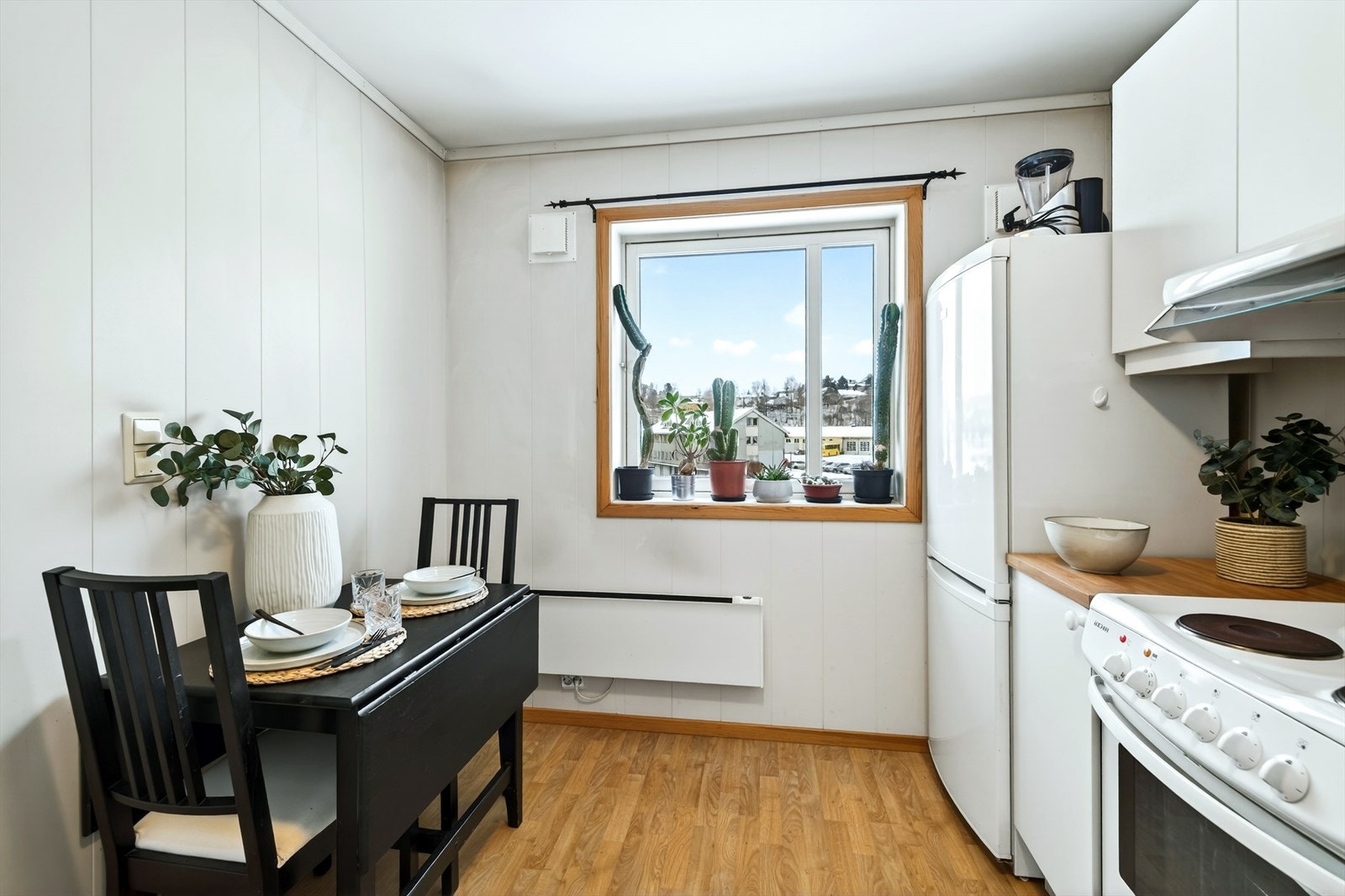 Hele leiligheten har lyse gulv og overflater Galleribilde