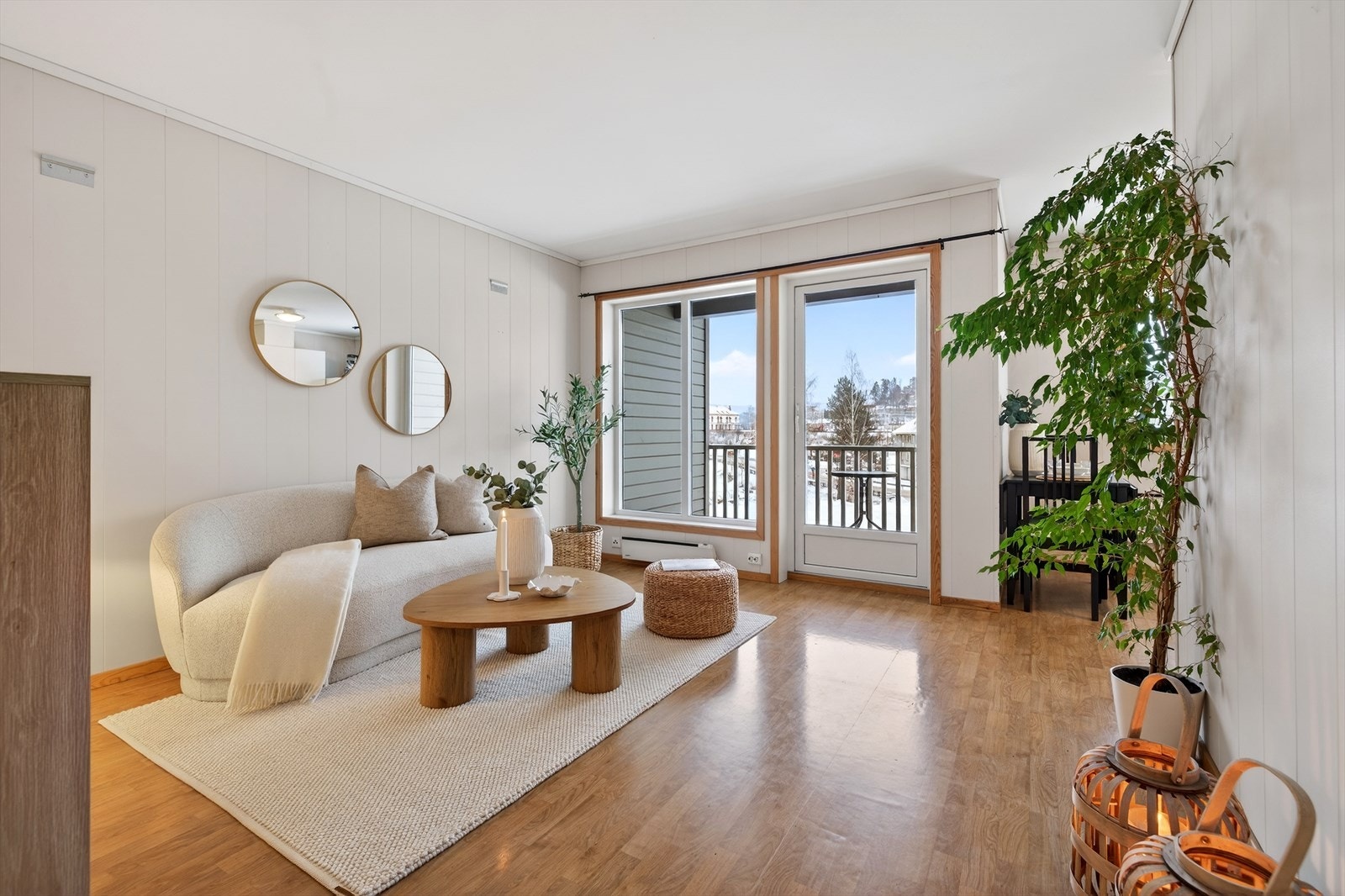 Lys stue med utgang til balkong Galleribilde