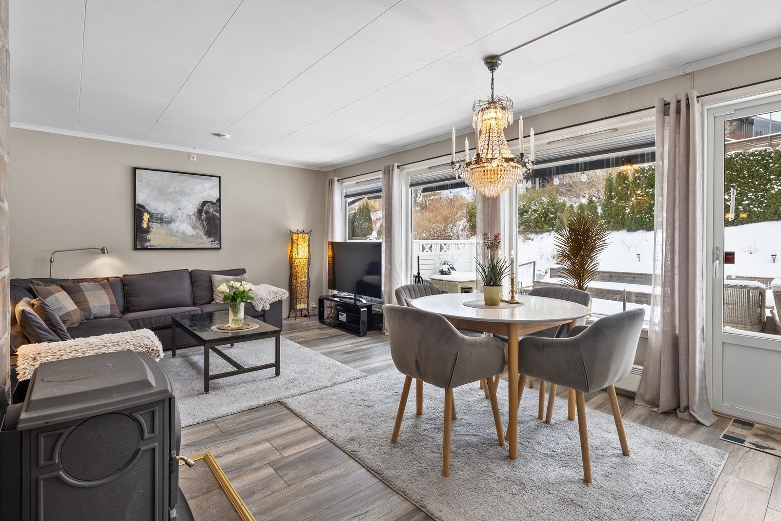 Stuen er lys og romslig i et tidsriktig fargevalg. Galleribilde