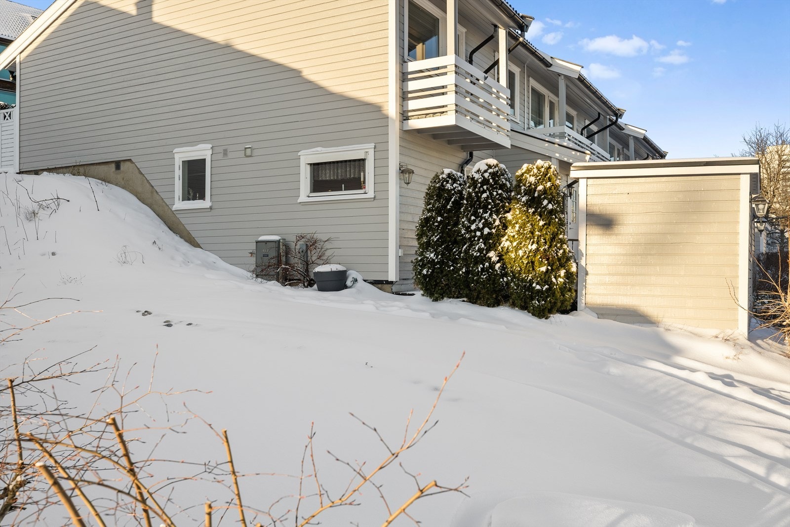 Det medfølger egen biloppstillingsplass rett utenfor inngangen (mulighet for el-bil lader). Galleribilde