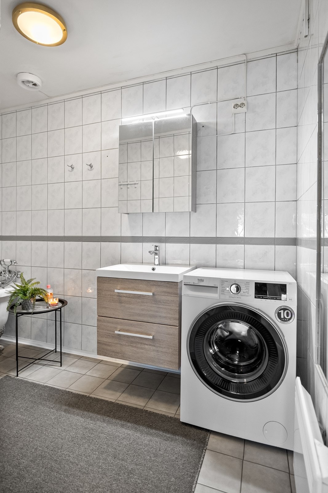 Her finner du bl. a. servant med skuffer, speilskap og opplegg for vaskemaskin. Galleribilde