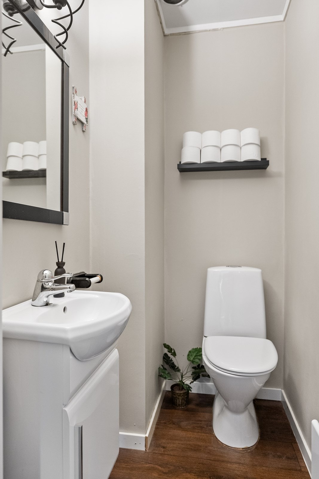 Ved siden av badet er det et praktisk toalettrom. Galleribilde