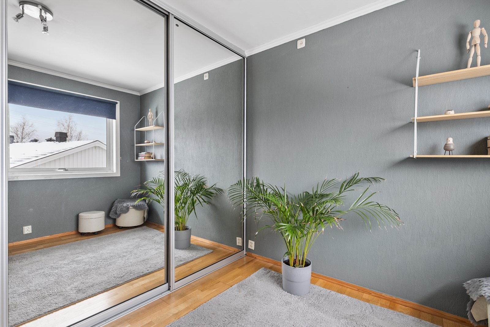 For at man skal ha et ryddig soverom er garderobeløsning viktig. Galleribilde