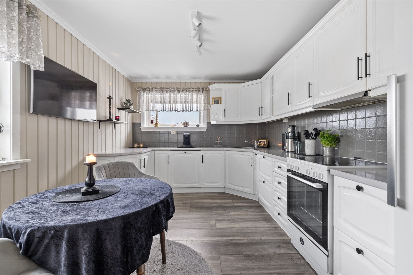 Tidløst kjøkken som har innredning med profilerte fronter. Galleribilde