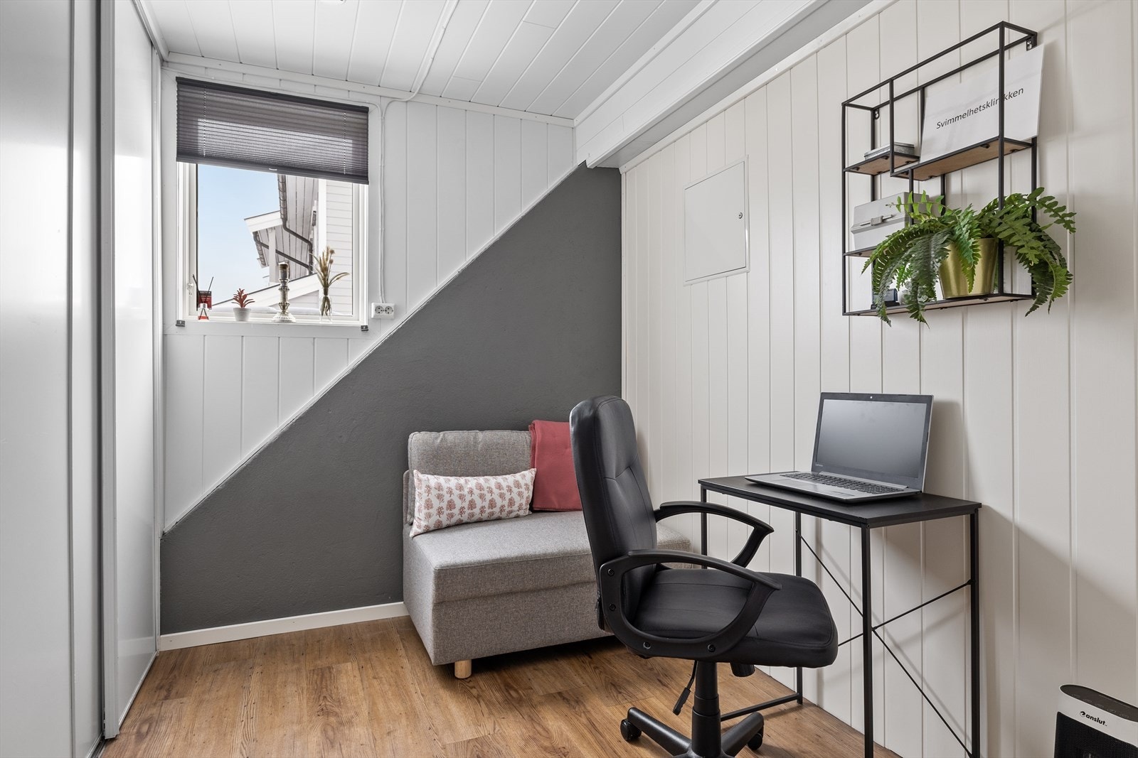 Kontoret er ikke godkjent oppholdsrom og er byggemeldt som bod. Galleribilde