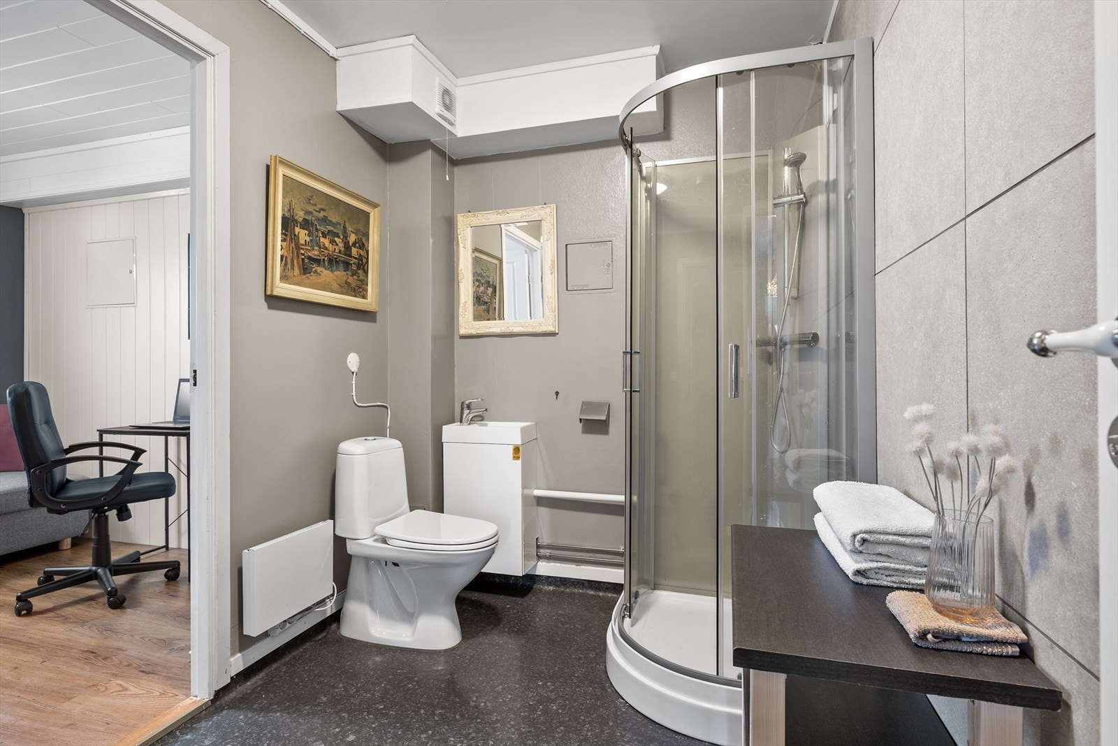 I 1. etasje finner man også et pent ekstra bad med dusj, toalett og opplegg for vaskemaskin. Galleribilde