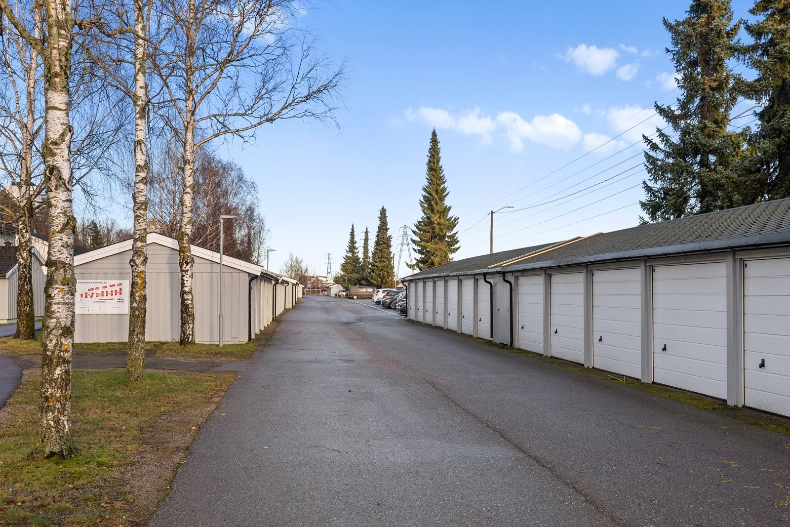 I tillegg disponerer boligen en garasjeplass i rekke. Galleribilde