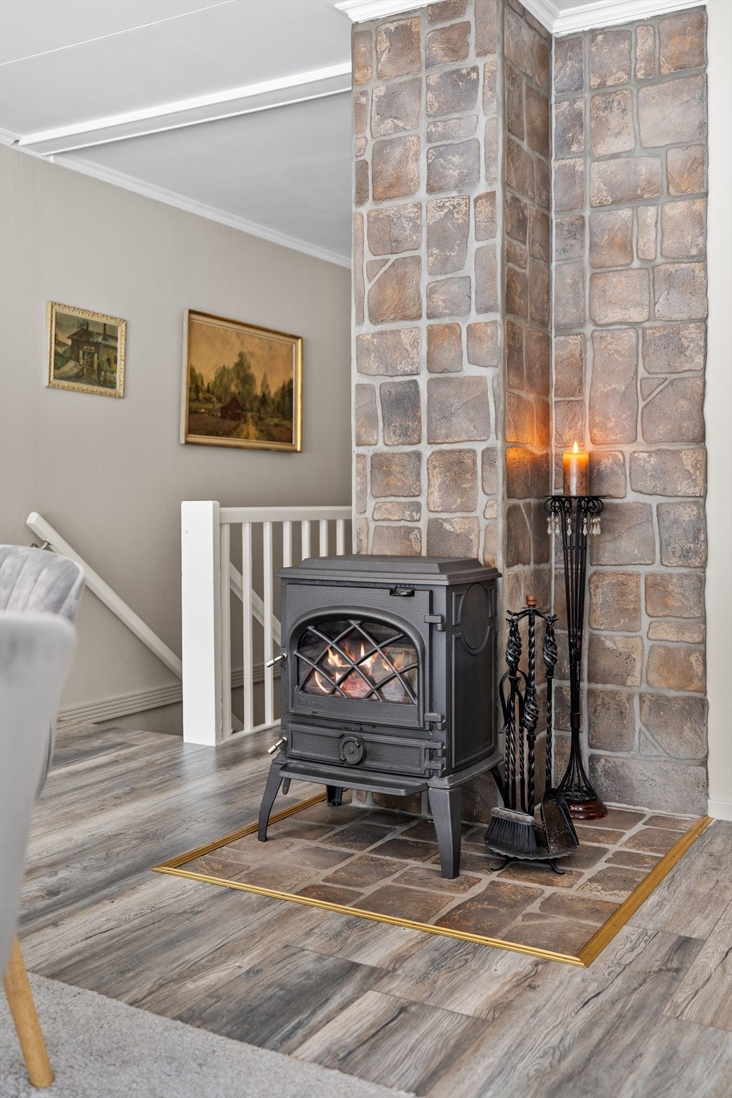 I tillegg finner du en koselig ovn, som bidrar til varme og hygge på kalde høst- og vinterdager. Galleribilde
