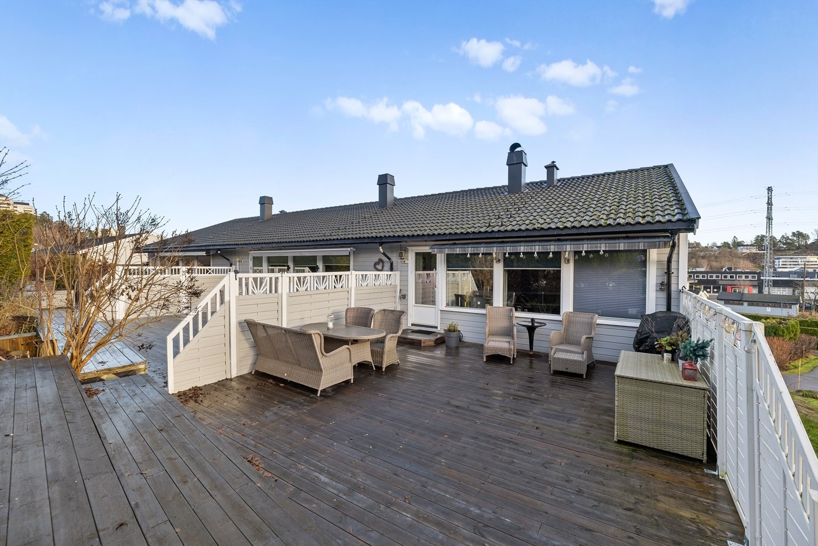 Videre fra stuen har du direkte utgang til en deilig og skjermet terrasse. Galleribilde