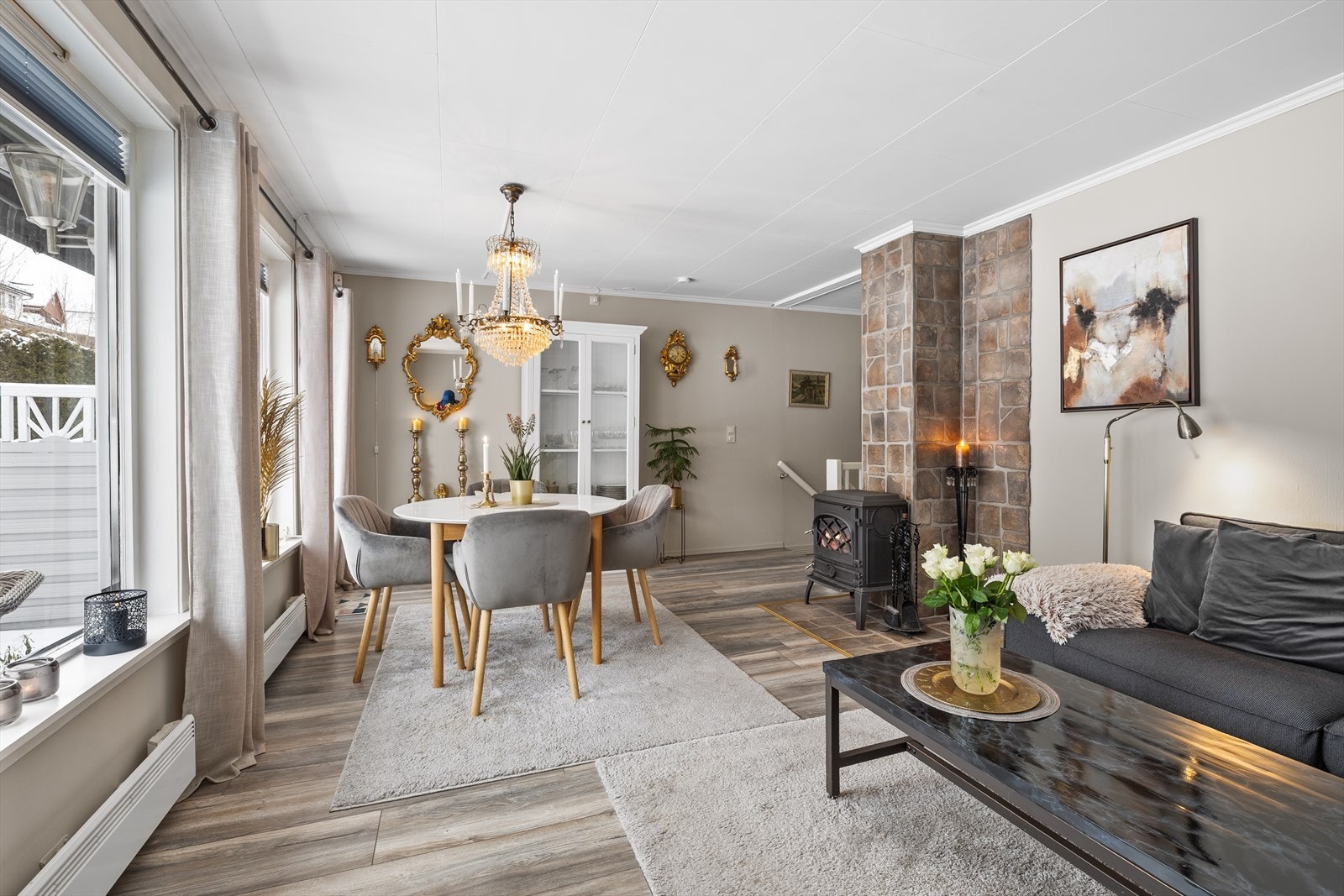 Det er store vindusflater som slipper inn rikelig med naturlig lys. Galleribilde